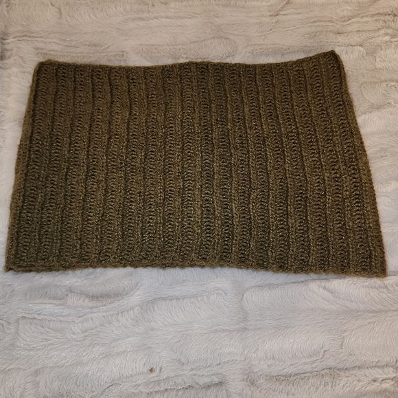 *Beautiful Women's Olive Green Infinity Scarf* - Picture 3 of 3